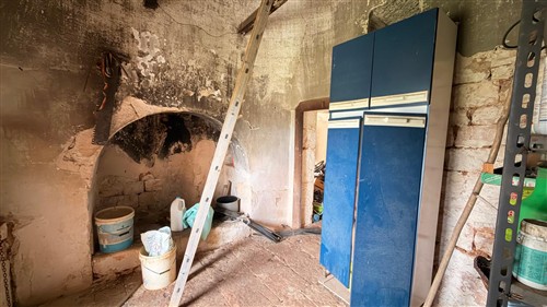 P  R  E  Z  Z  O    R  I  B  A  S  S  A  T  O  -  Corpo di 4 Trulli con 2 depositi